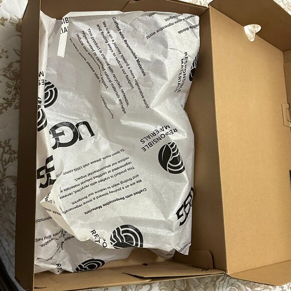 Empty UGG Box, Size 7, with paper inside - Picture 4 of 5
